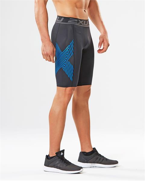 2XU Accelerate Compression Shorts, Black/Arrow Striped Blue - L - til