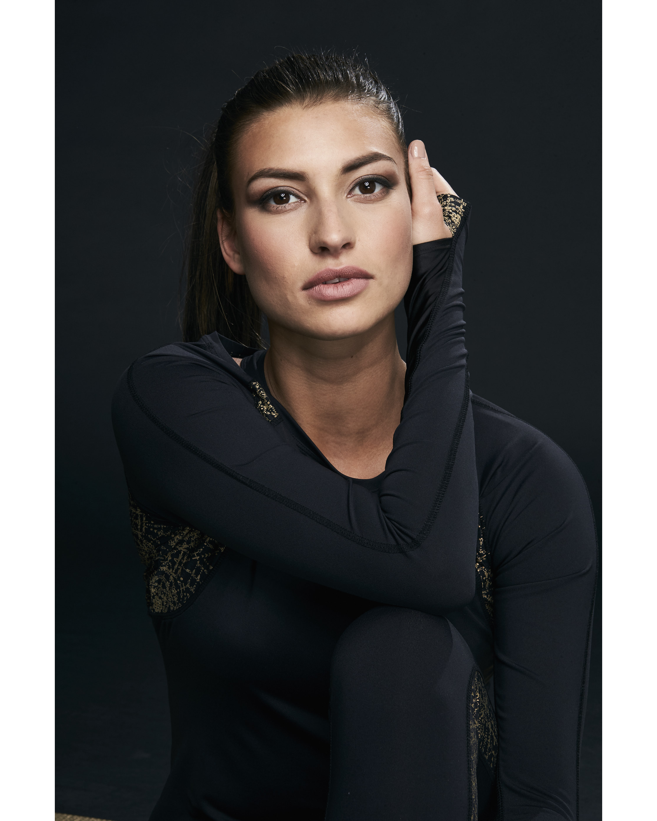 Ellesport Sleek Long Sleeved Performance Top – Black/Gold