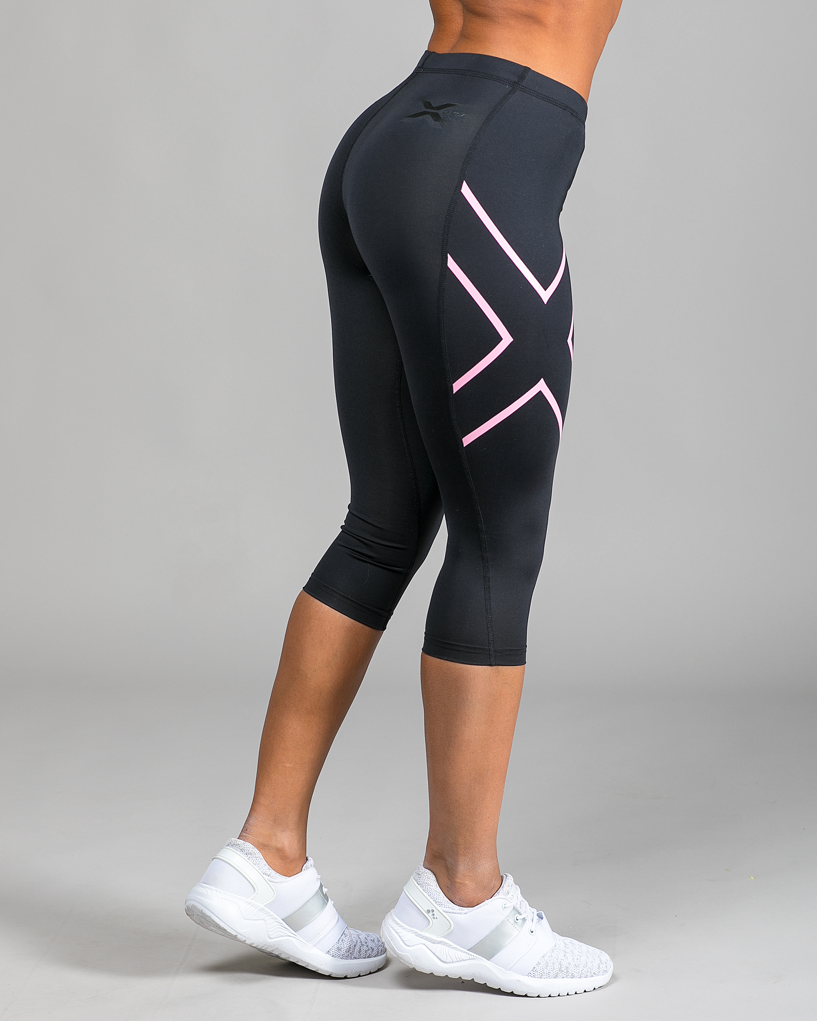 miljøforkæmper Stolt Bering strædet 2XU 3/4 Compression Tights Womens Black/Baby Pink logo - Tights.no