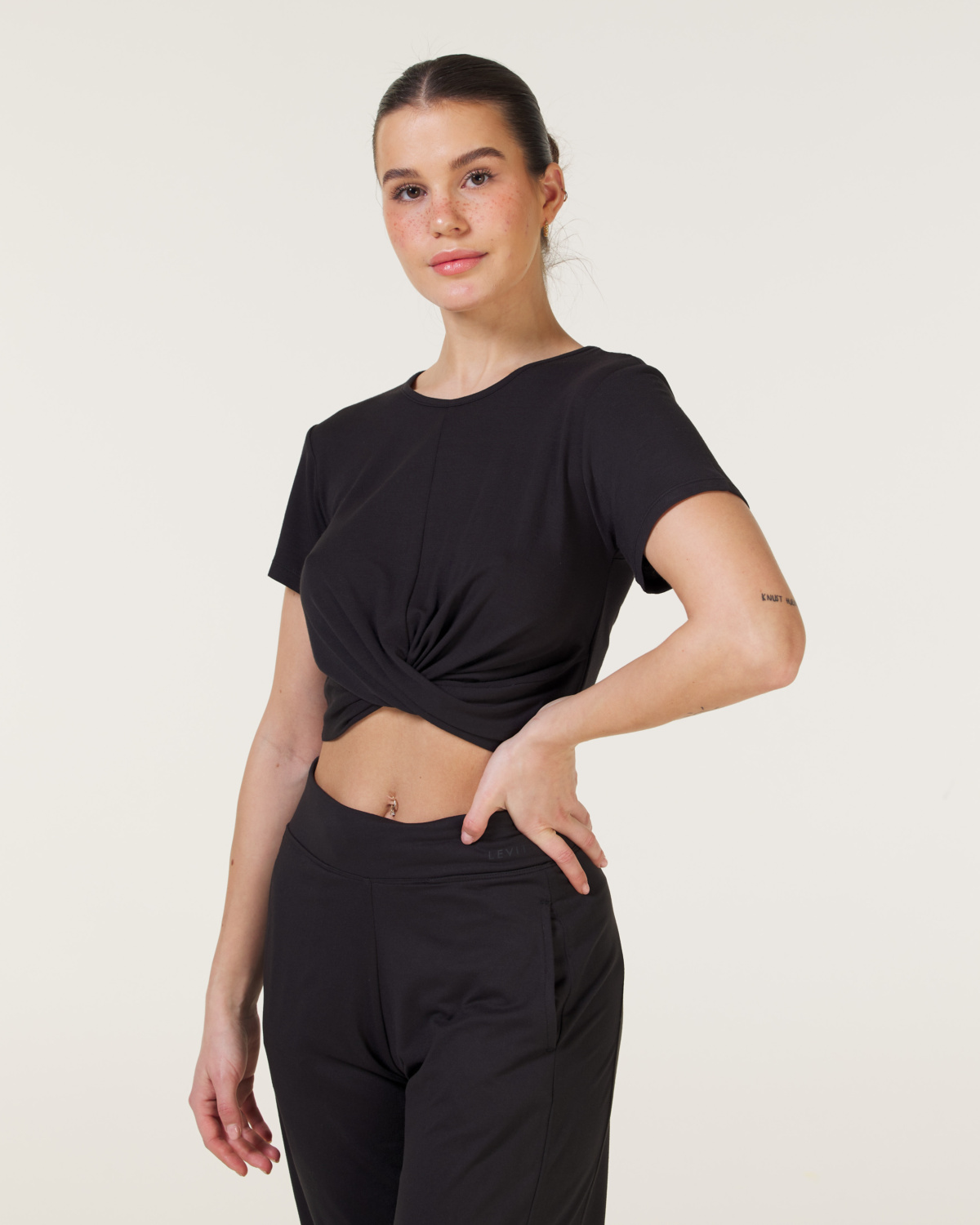 LEVITY Studio Twist Tee Black - S - body fit
