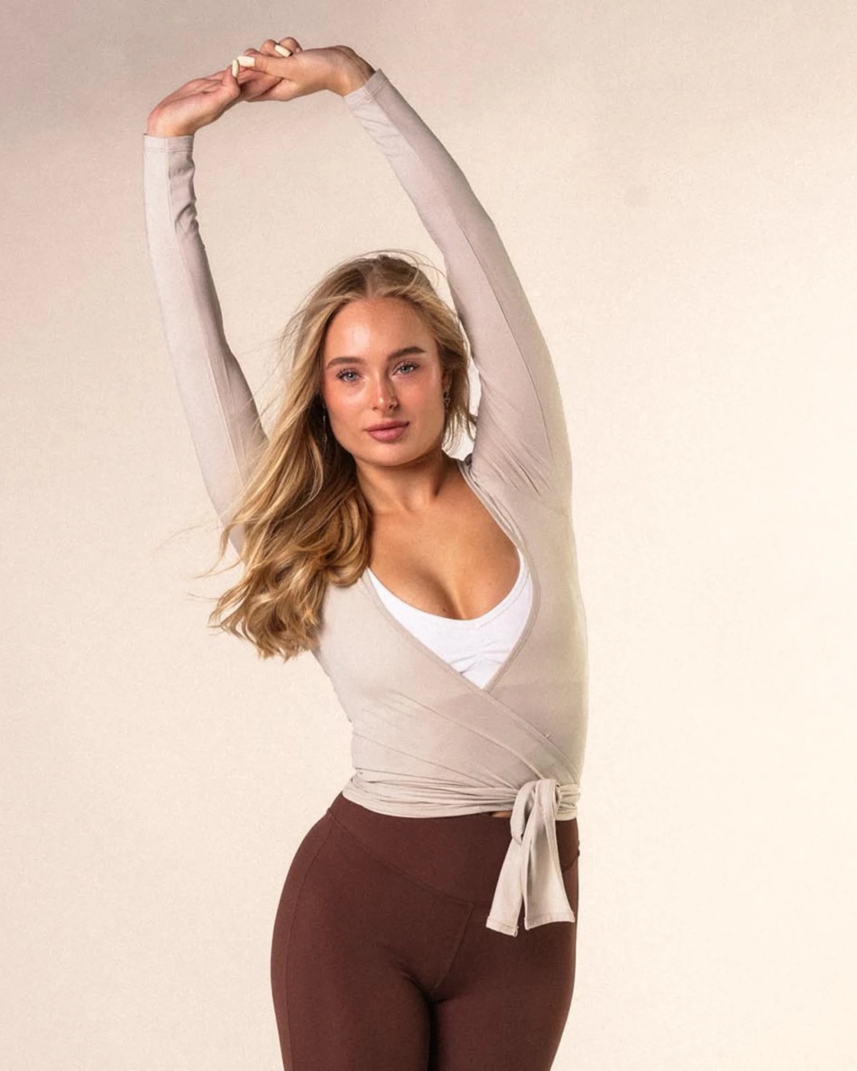 Din nye go-to wrap top 🤎 Myk, flatterende og perfekt både til trening og hverdags. Hvilken farge velger du?